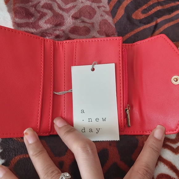 Small trifold red wallet - Picture 2 of 3